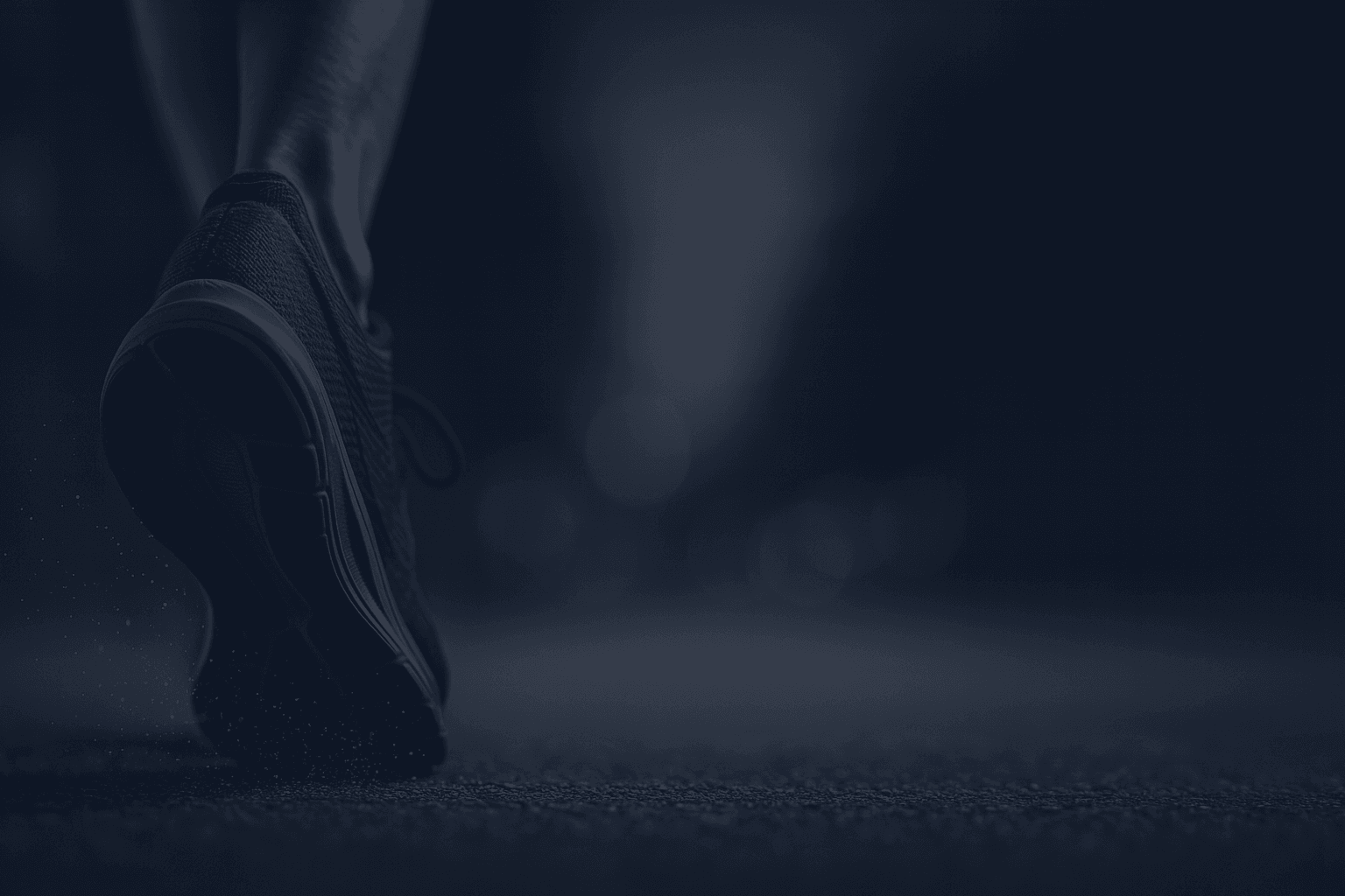 Entrenador personal corrigiendo técnica de sentadilla en Madrid