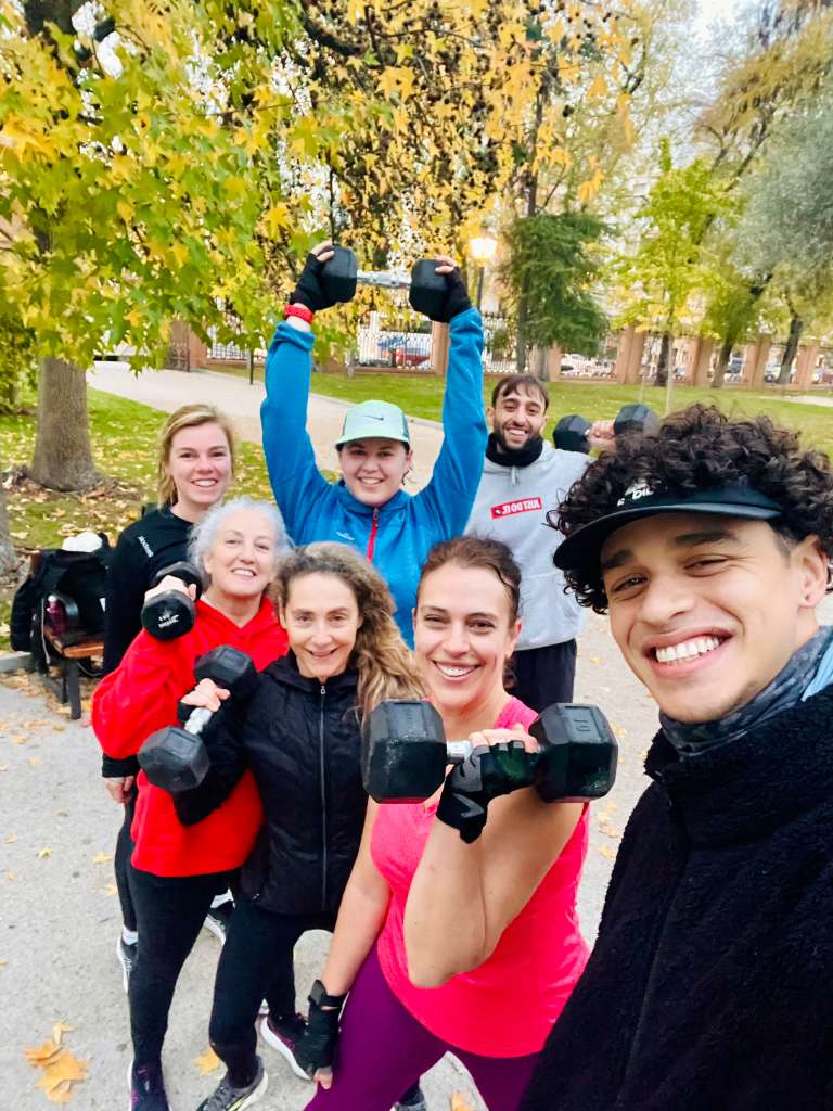 Grupo de entrenamiento funcional en el Parque del Retiro, Madrid