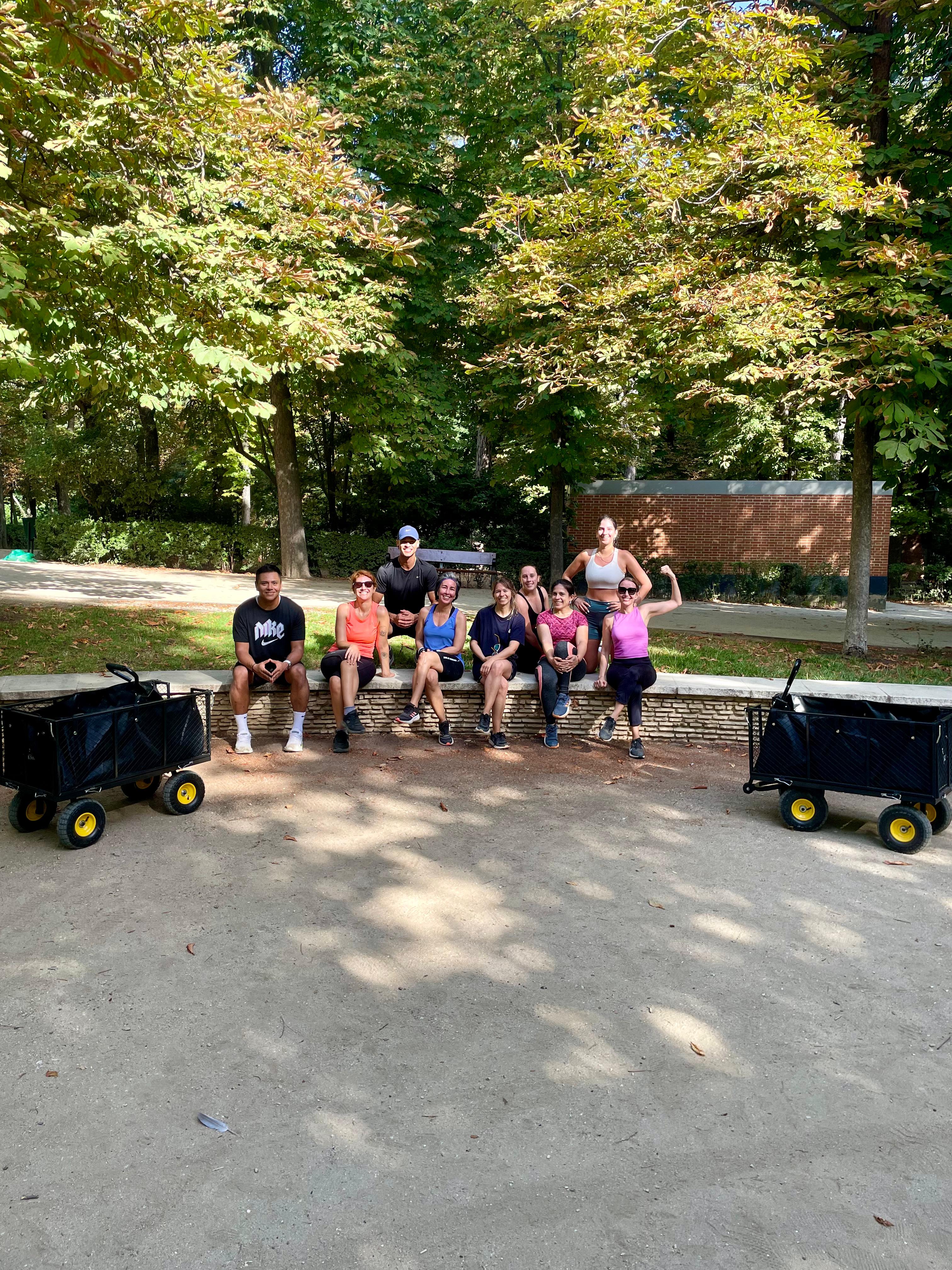 Entrenador personal llevando material deportivo a casa en Chamberí